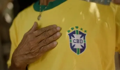 Propuesta de la camiseta de Brasil con tres corazones y dos estrellas.