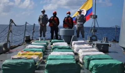 Hombres de la Armada con parte del cargamento de cocaína incautado.