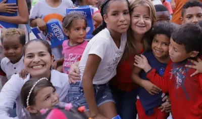 La gobernadora Elsa Noguera compartió una jornada de Navidad con niños de La Peña, damnificados por la ola invernal.
