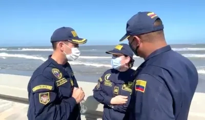 El Capitán de Puerto CN Jesús Zambrano inspeccionando la zona costera del Atlántico.