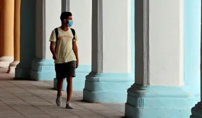 Hombre camina con tapabocas para prevenir contagios. 