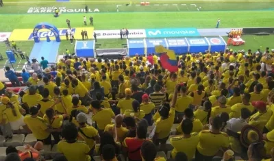 Hinchas de Colombia en las gradas del estadio Metropolitano. 