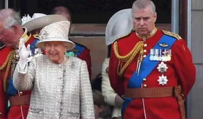 La reina Isabel II y el príncipe Andrés.