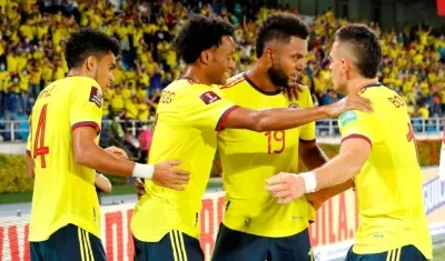 Jugadores de Colombia celebran un gol. 