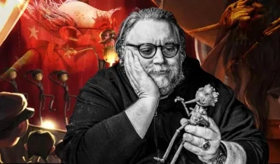 El director de cine mexicano Guillermo del Toro sosteniendo una marioneta de Pinocho. 