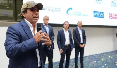 El exalcalde Alejandro Char oficializando su candidatura.