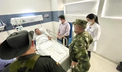 MinDefensa Diego Molano visita a policías heridos en atentado a caravana de gobernador del Caquetá.