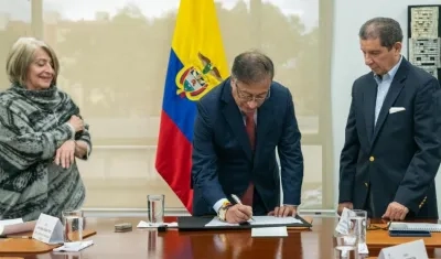 El Presidente Petro firma el pacto con Fedegan. Observan la Minagricultura y José Félix Lafaurie.