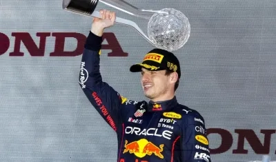 Max Verstappen celebra tras ganar la carrera y el título. 