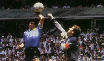 Momento de la mano de Diego Maradona. 