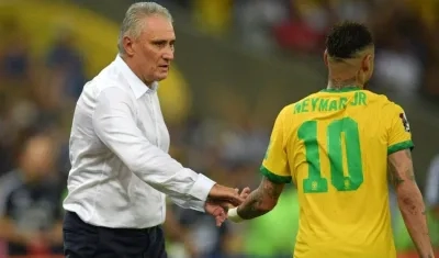 Tite, técnico de Brasil, y Neymar. 
