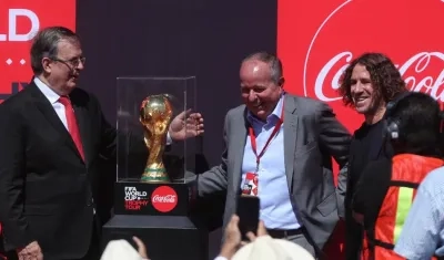 Marcelo Ebrard, canciller de México, con el trofeo de la Copa del Mundo.