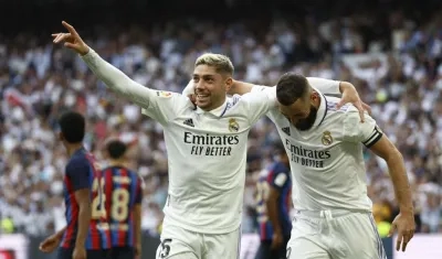 Federico Valverde y Karim Benzema celebran el segundo gol. 