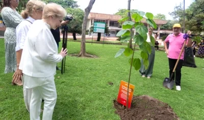 Vera de Tcherassi y el Director de Clena Juan José Jaramillo, sembrando el árbol de Macondo en Uninorte.