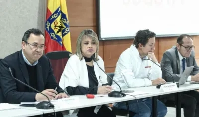 El ministro del Interior, Alfonso Prada, y la alcaldesa mayor de Bogotá (e), Edna Bonilla, en la reunión la noche del jueves.