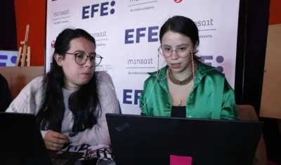 Participantes del Festival Gabo 2022 trabajan en el encuentro 'Hackathon' por un periodismo por la paz hoy, en Bogotá 