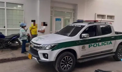 La Policía en el Hospital de Santo Tomás, donde se confirmó la muerte de la mujer. 