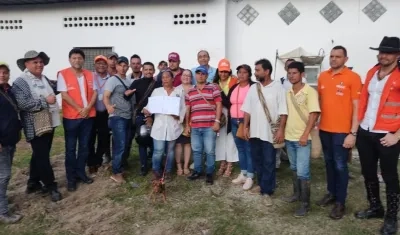 La delegación del gobernador del Magdalena, Carlos Eduardo Caicedo, con voceros del bloqueo.