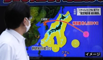 Un ciudadano japonés mira en un televisor la trayectoria de un misil el pasado mes de octubre