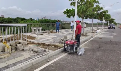 Contratistas del Distrito trabajan en el desnivel que se presentó en la zona peatonal del Gran Malecón