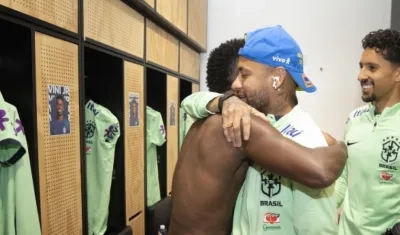 Neymar se saluda efusivamente con Vinicius. 