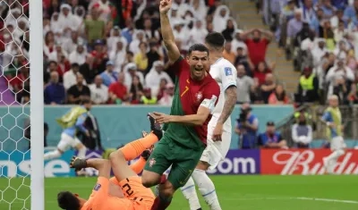 Cristiano Ronaldo festeja el primer gol de Portugal, el cual la Fifa otorgó a Bruno Fernandes.