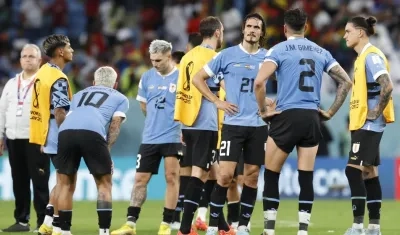 Jugadores uruguayos decepcionados tras su eliminación del Mundial.