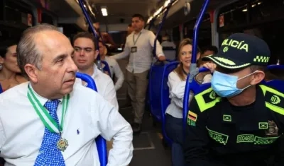 El Ministro de Transporte, Guillermo Reyes, en uno de los buses del nuevo Sistema de Transporte de Valledupar.