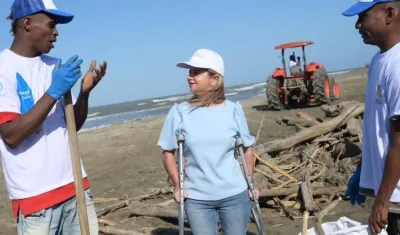 La gobernadora Elsa Noguera en la jornada de limpieza en las playas de Salinas del Rey.