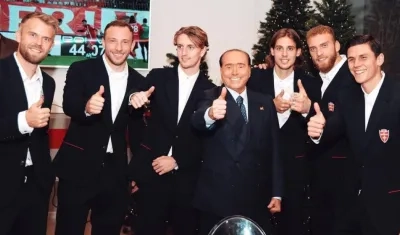 Silvio Berlusconi y jugadores del Monza.