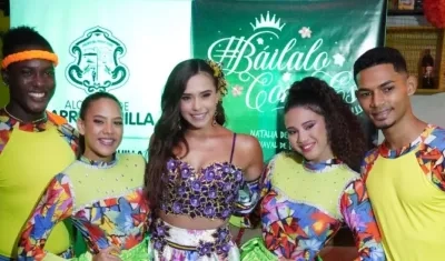 Natalia De Castro junto a bailarines. 