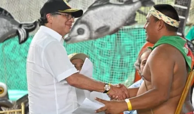 El Presidente Gustavo Petro y un campesino. 