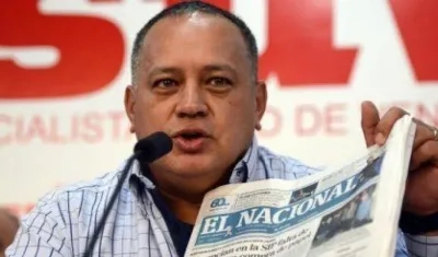 Diosdado Cabello con un ejemplar del diario El Nacional. 
