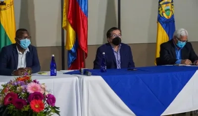 El gobernador del Cauca, Elías Larrahondo Carabalí; el ministro de Salud, Fernando Ruiz, y el alcalde de Popayán, Juan Carlos López., 