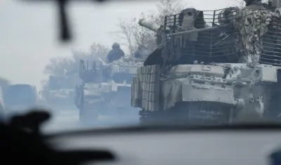 Tanques rusos atacando a Ucrania.