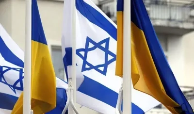 Banderas de Ucrania e Israel. 