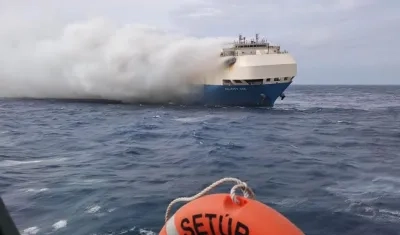 La Armada portuguesa muestra el humo que sale del barco en llamas 'Felicity Ace', al sureste de las Azores en el Atlántico.
