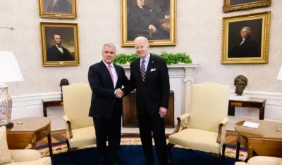 El Presidente Duque saluda al Presidente Biden en el Despacho Oval.