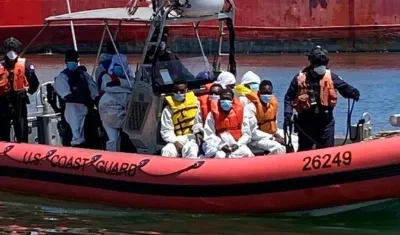 Un barco de la guardia costera de Estados Unidos transfiere a unos inmigrantes haitianos para repatriarlos.