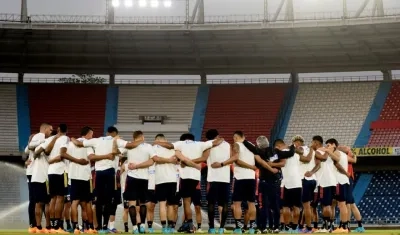 Jugadores de Colombia oran durante un entrenamiento. 