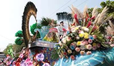 Valeria Charris Salcedo, Reina del Carnaval 2022, en su carroza en la Batalla de Flores.