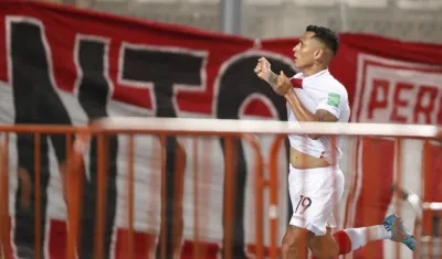Yoshimar Yotun celebra el segundo gol de Perú. 