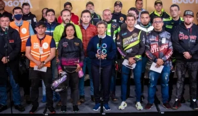 Alcaldesa de Bogotá, Claudia López, reunida con motociclistas.