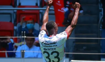 Julián Quiñones celebra uno de sus goles. 