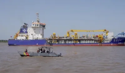 La draga china trabajado en el canal de acceso al puerto de Barranquilla.