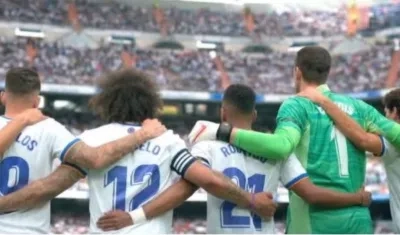 Jugadores del Real Madrid guardan minuto de silencio por Freddy Rincón. 