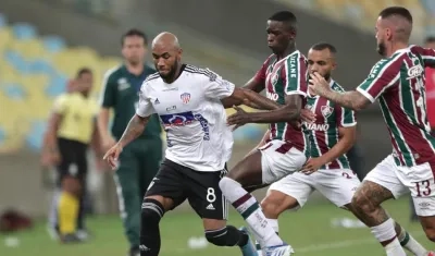 Freddy Hinestroza eludiendo marcas ante el Fluminense.