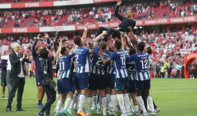 Jugadores del Porto celebran con su entrenador Sérgio Conceição.
