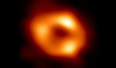 Astrónomos mostraron este jueves la primera imagen del agujero negro.