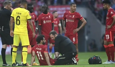 Mohamed Salah, tendido en el suelo, lesionado. 